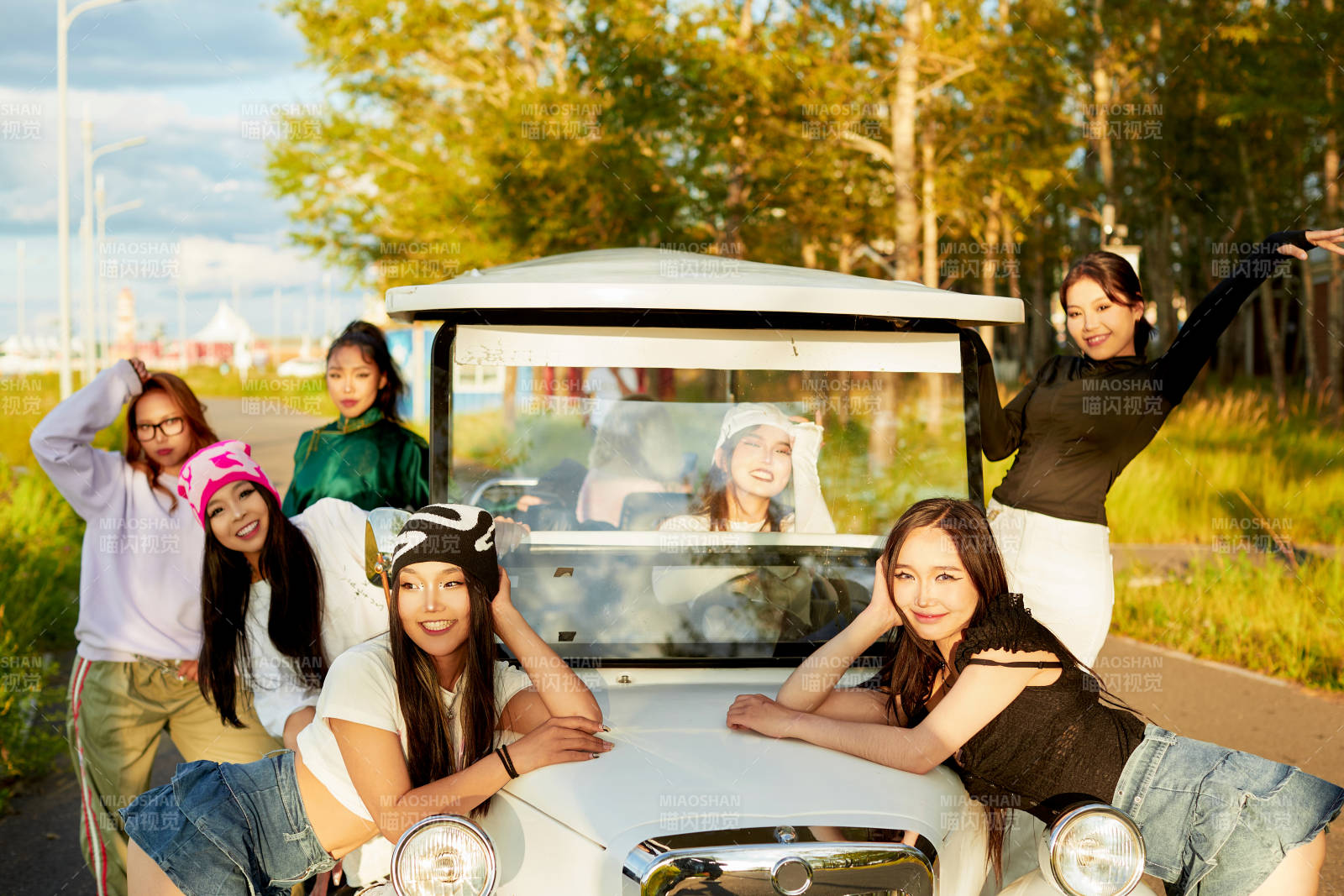 自驾旅游观光车在景区游玩的一群姑娘们