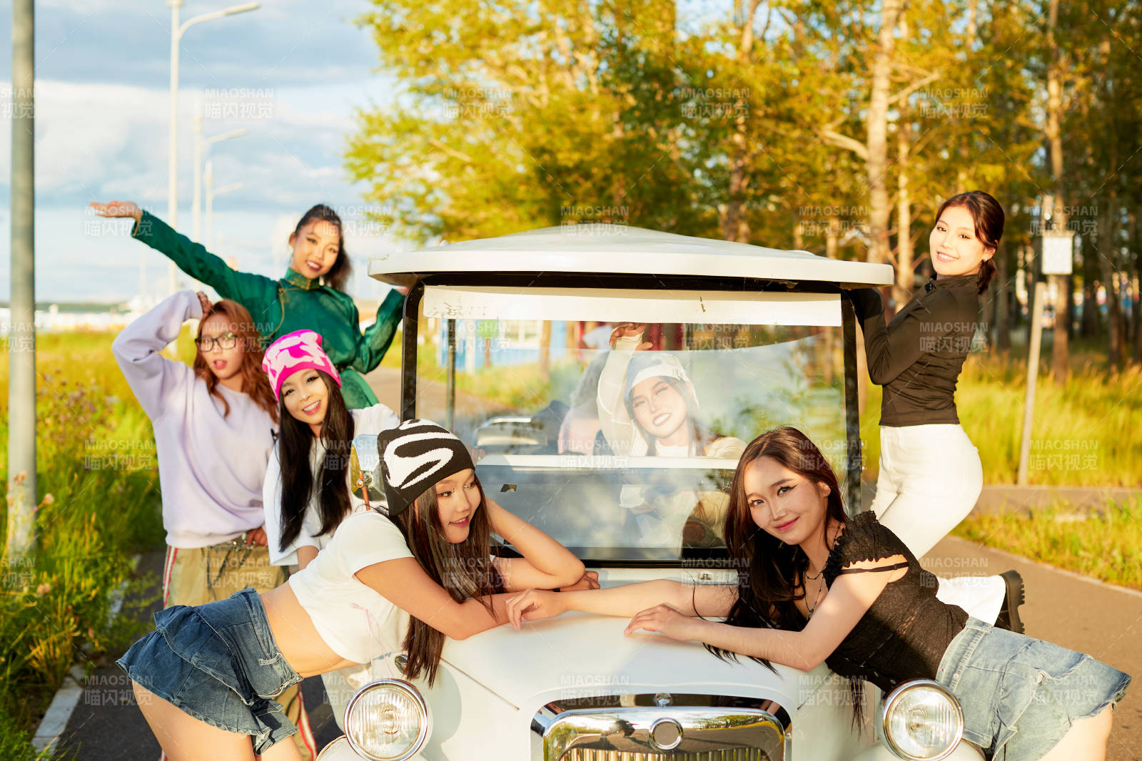 自驾旅游观光车在景区游玩的一群姑娘们