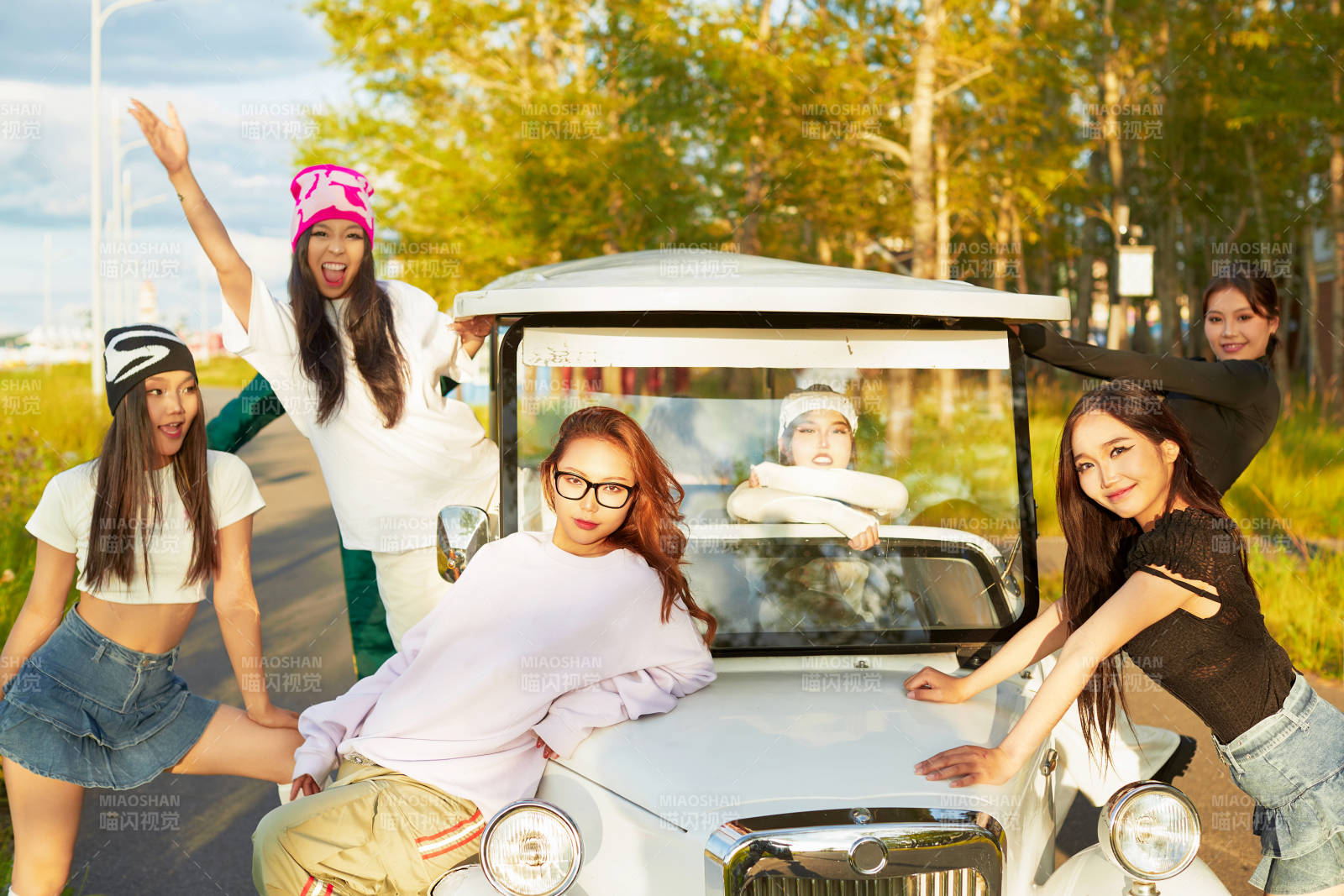 自驾旅游观光车在景区游玩的一群姑娘们