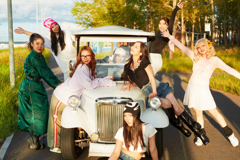 自驾旅游观光车在景区游玩的一群姑娘们