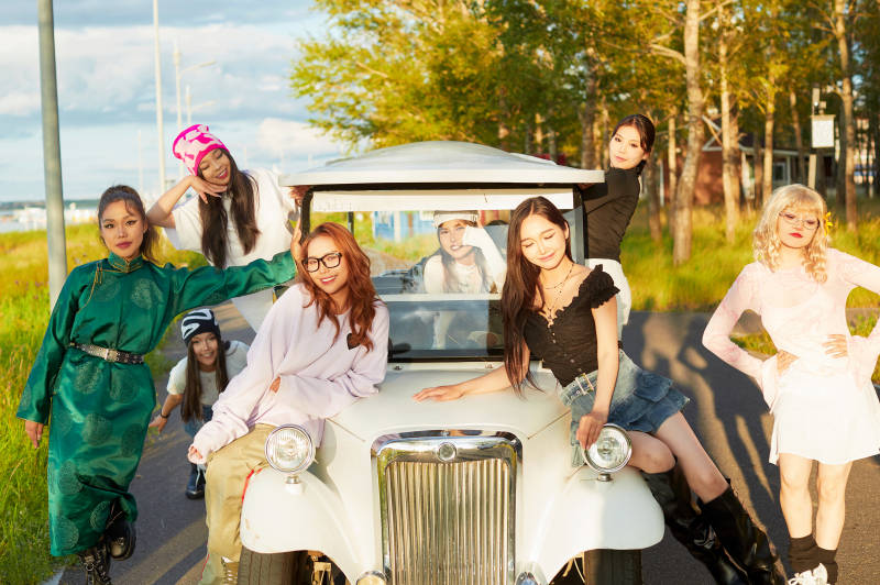 自驾旅游观光车在景区游玩的一群姑娘们