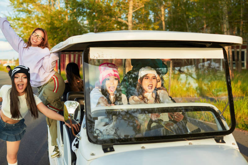 自驾旅游观光车在景区游玩的一群姑娘们