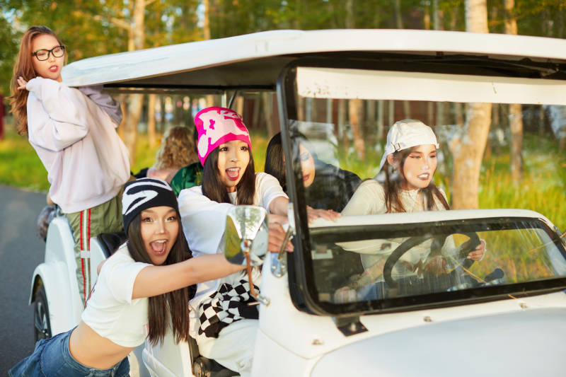 自驾旅游观光车在景区游玩的一群姑娘们