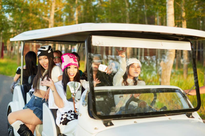 自驾旅游观光车在景区游玩的一群姑娘们