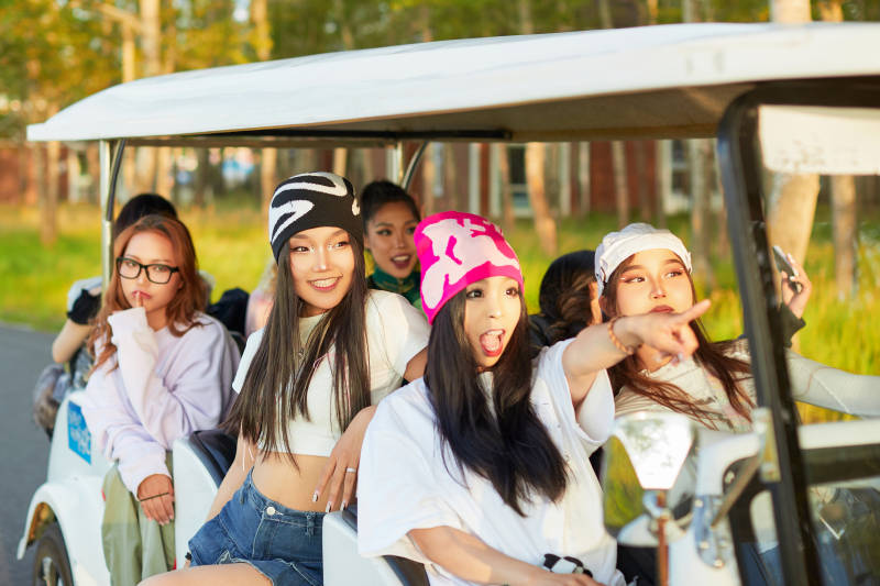 自驾旅游观光车在景区游玩的一群姑娘们
