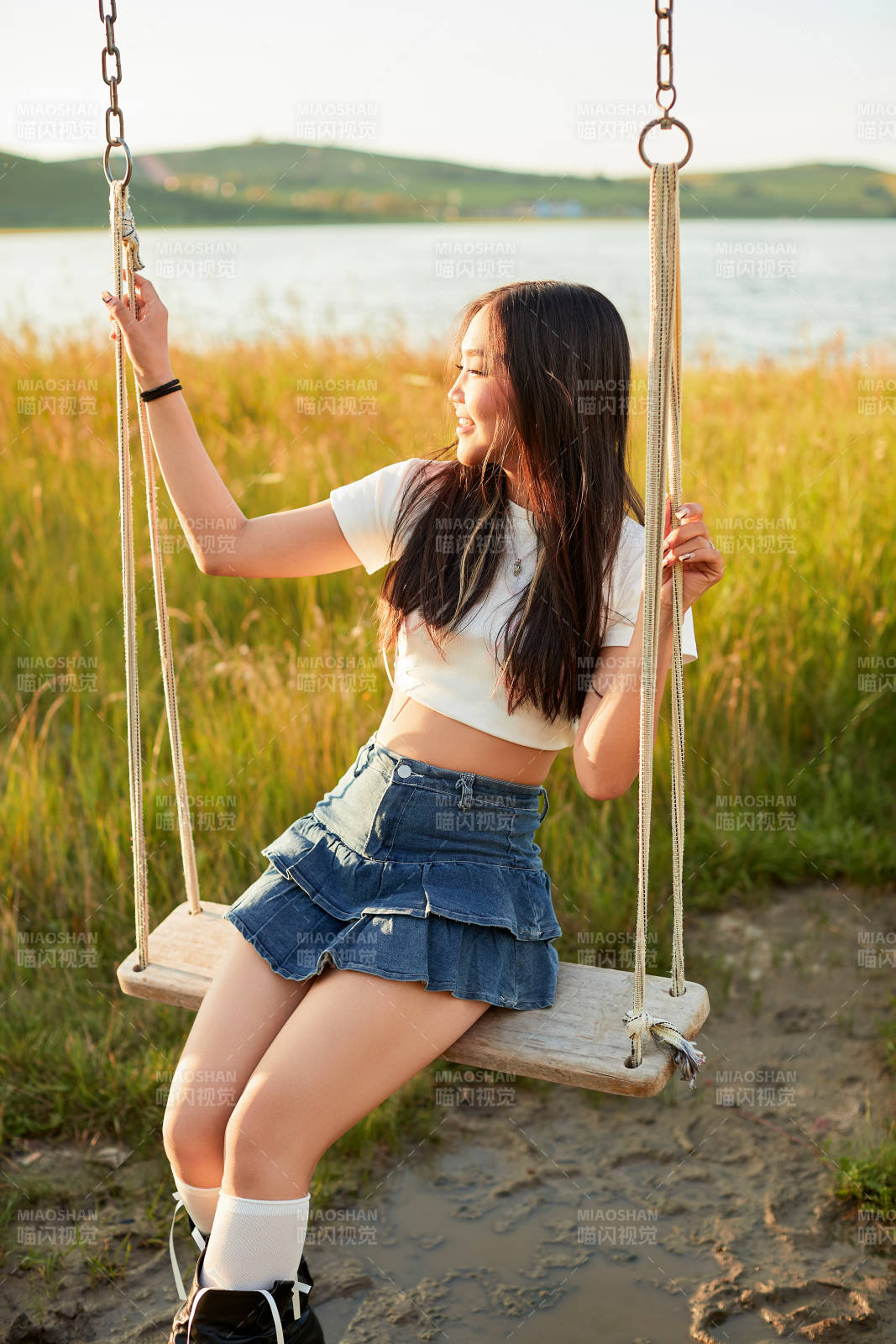 盛夏湖畔荡秋千的亚洲美女