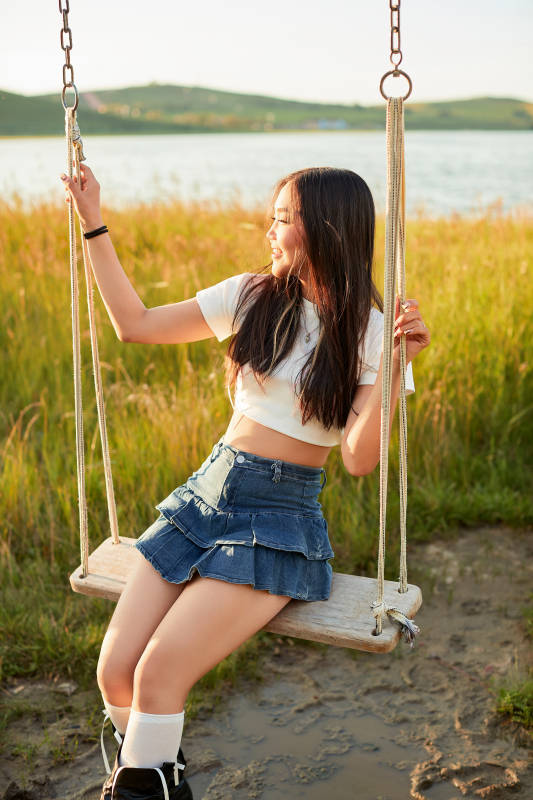 盛夏湖畔荡秋千的亚洲美女