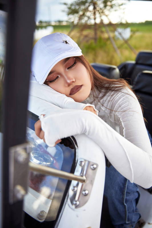 在旅游观光车上拍照的亚洲美女