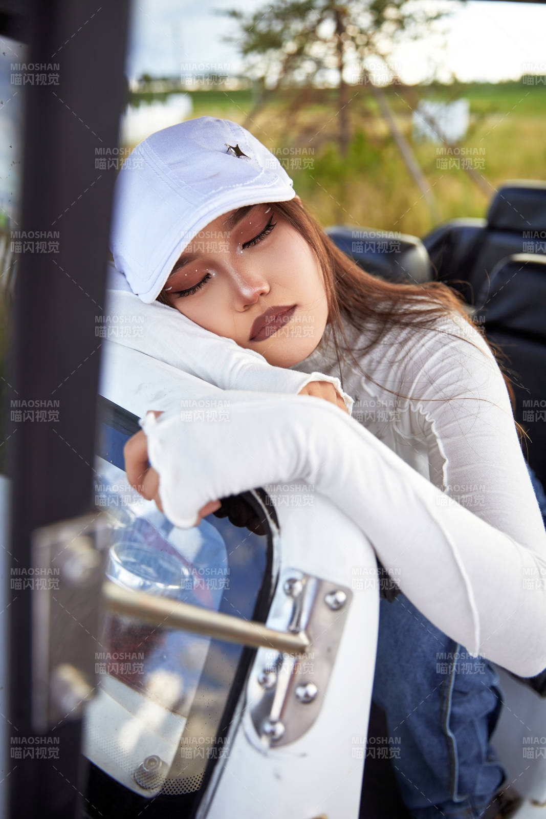 在旅游观光车上拍照的亚洲美女