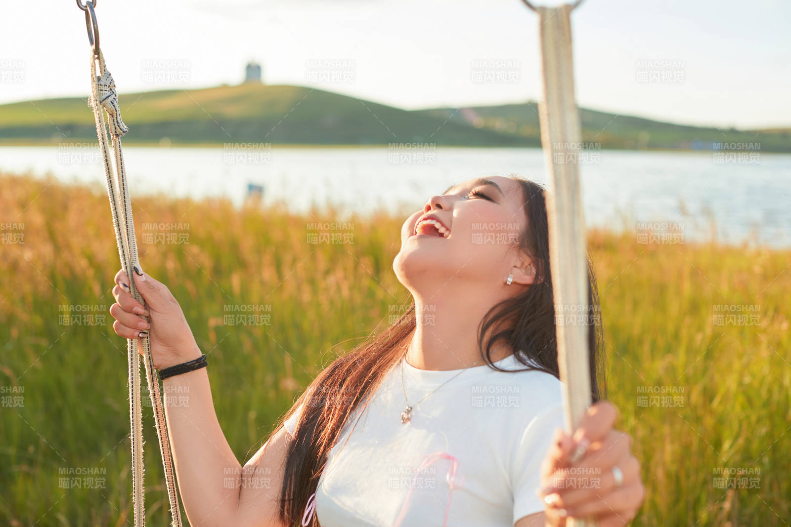 盛夏湖畔荡秋千的亚洲美女