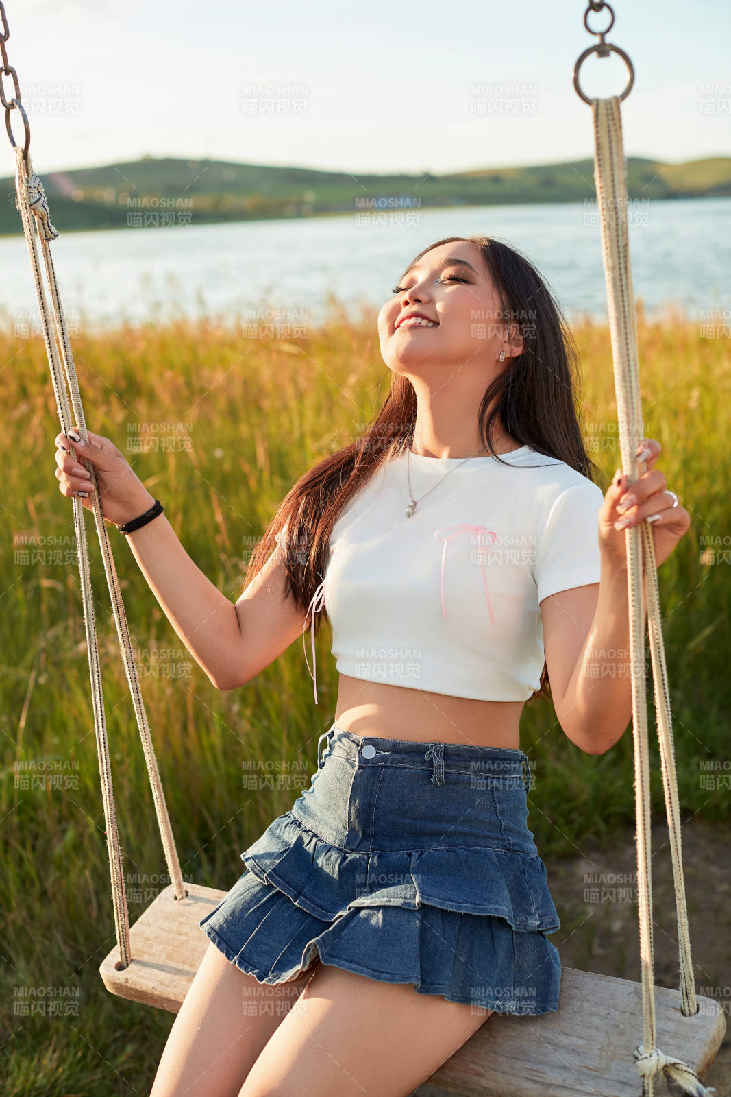 盛夏湖畔荡秋千的亚洲美女
