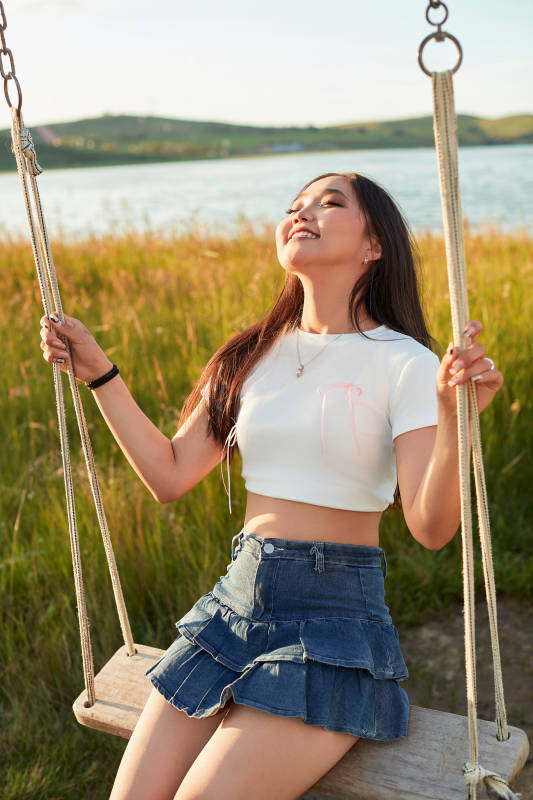 盛夏湖畔荡秋千的亚洲美女