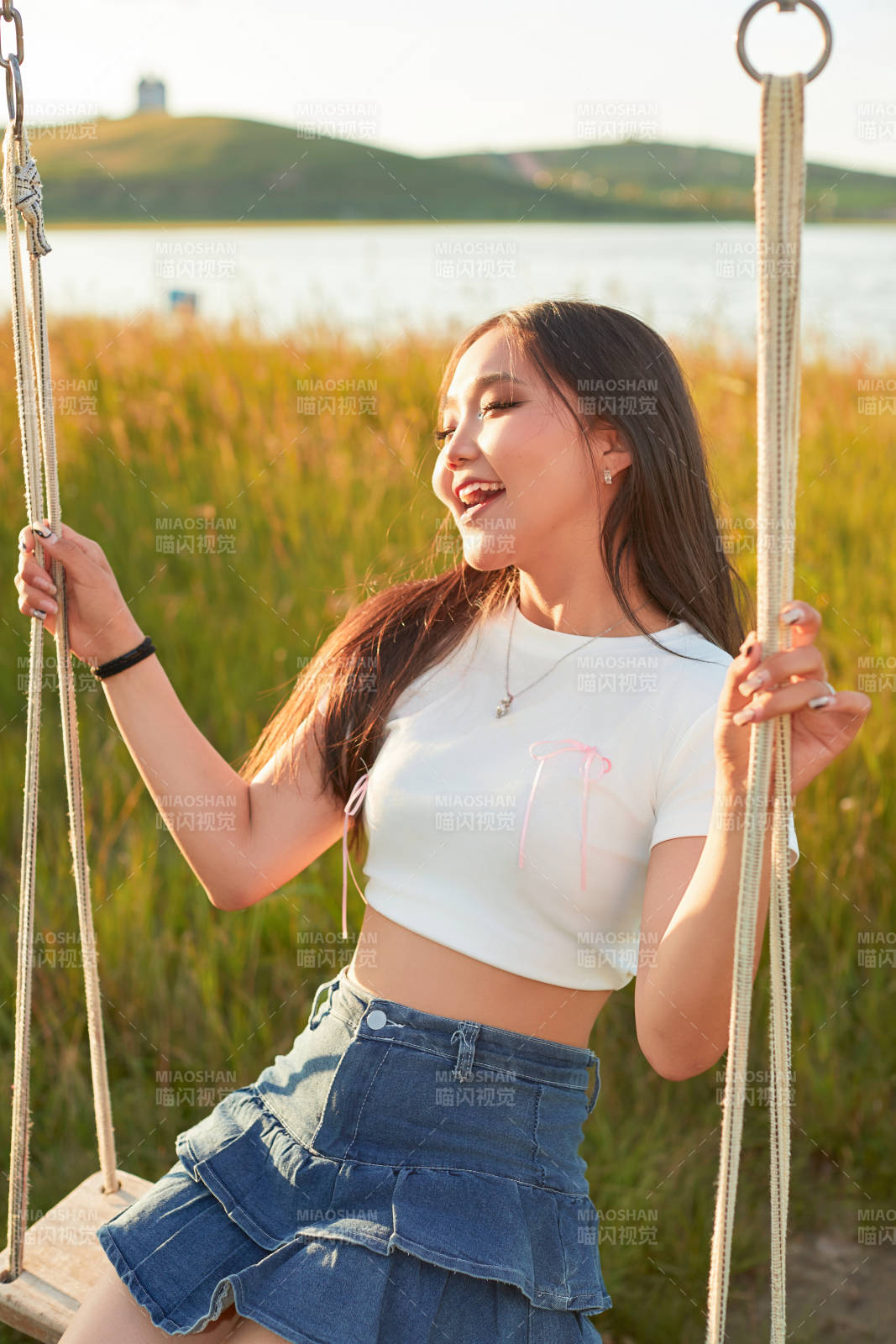 盛夏湖畔荡秋千的亚洲美女