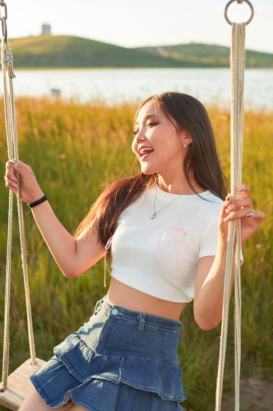 盛夏湖畔荡秋千的亚洲美女