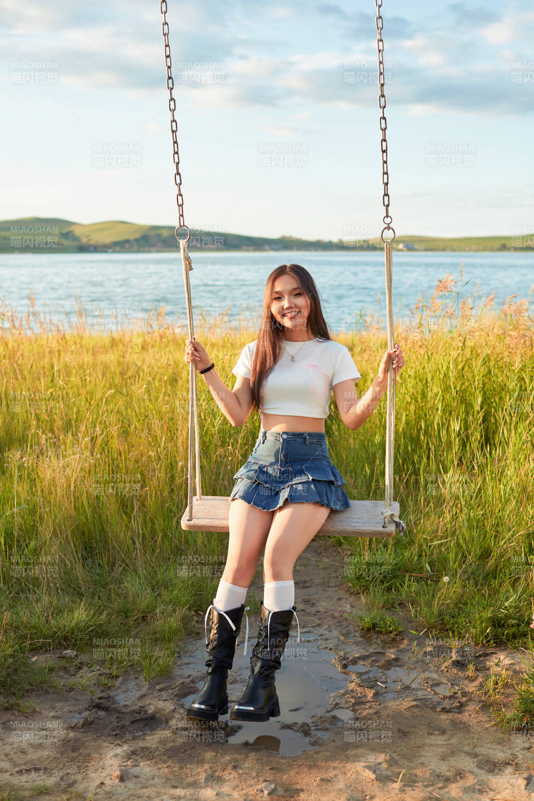 盛夏湖畔荡秋千的亚洲美女