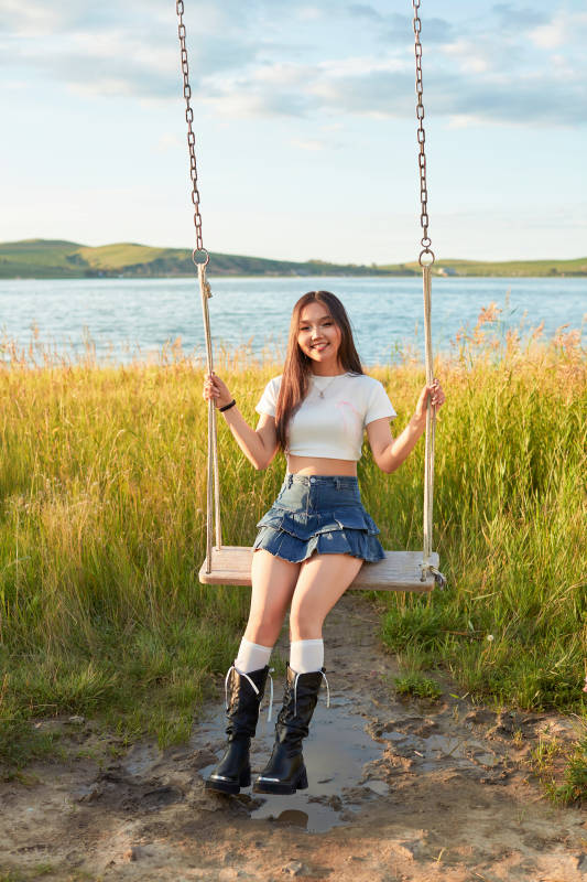 盛夏湖畔荡秋千的亚洲美女