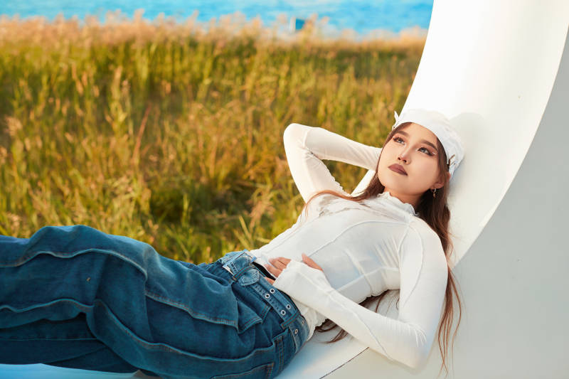 在旅游区湖边打卡点拍照的美女