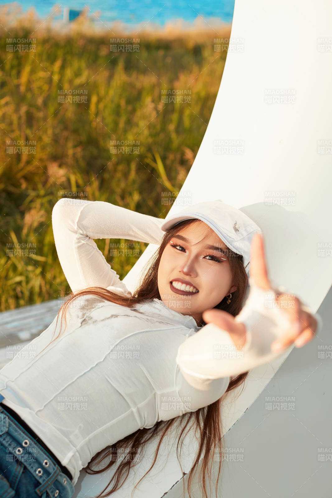 在旅游区湖边打卡点拍照的美女