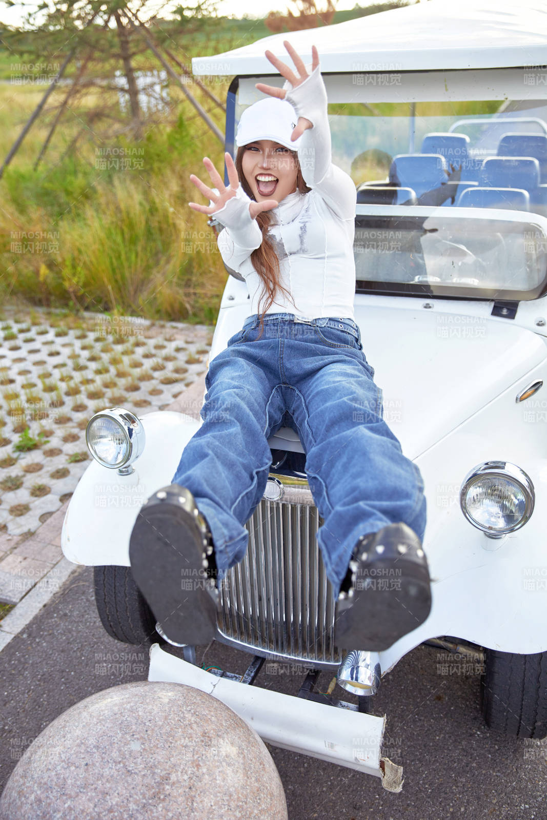 在旅游观光车上拍照的亚洲美女