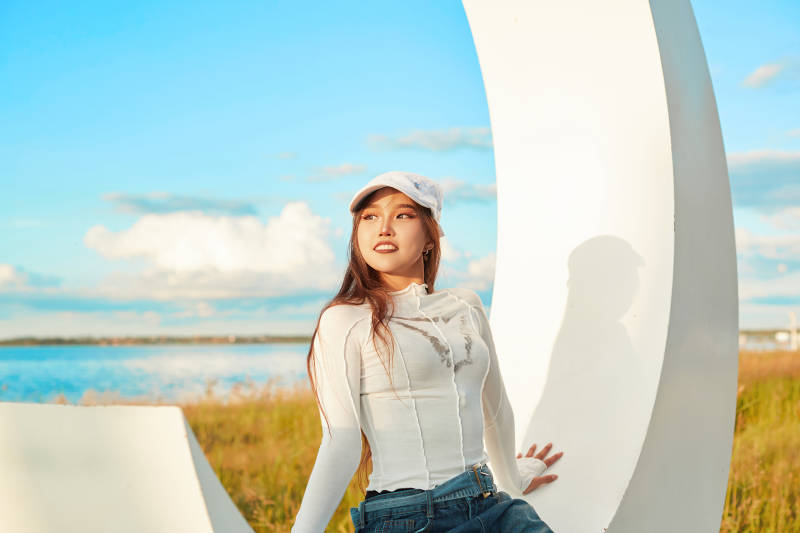 在旅游区湖边打卡点拍照的美女