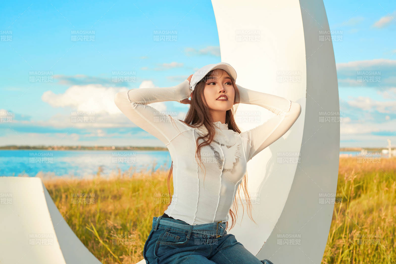 在旅游区湖边打卡点拍照的美女