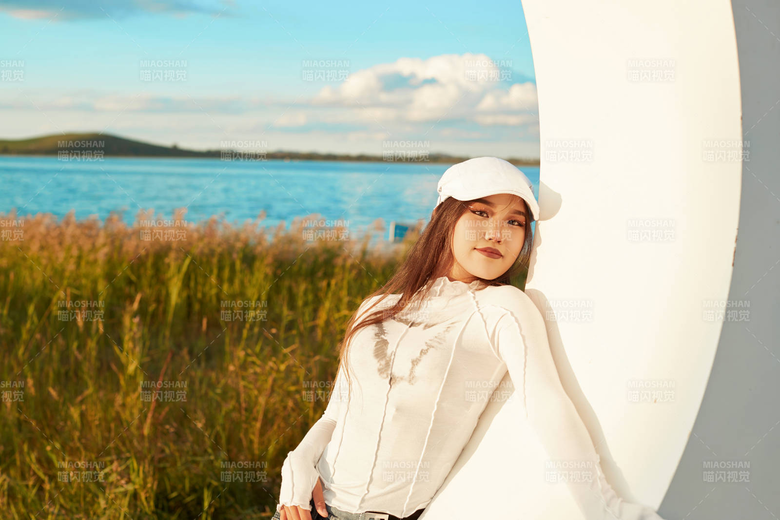 在旅游区湖边打卡点拍照的美女