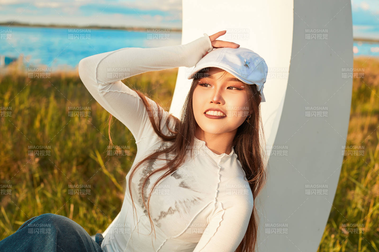 在旅游区湖边打卡点拍照的美女