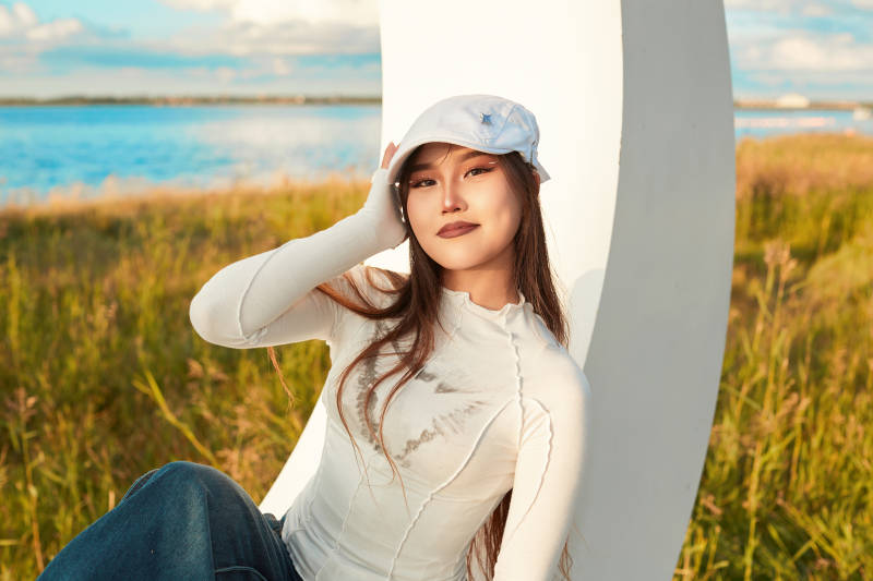 在旅游区湖边打卡点拍照的美女