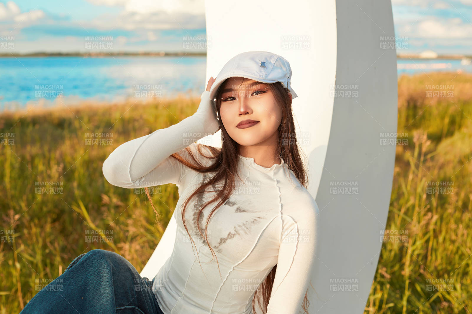 在旅游区湖边打卡点拍照的美女