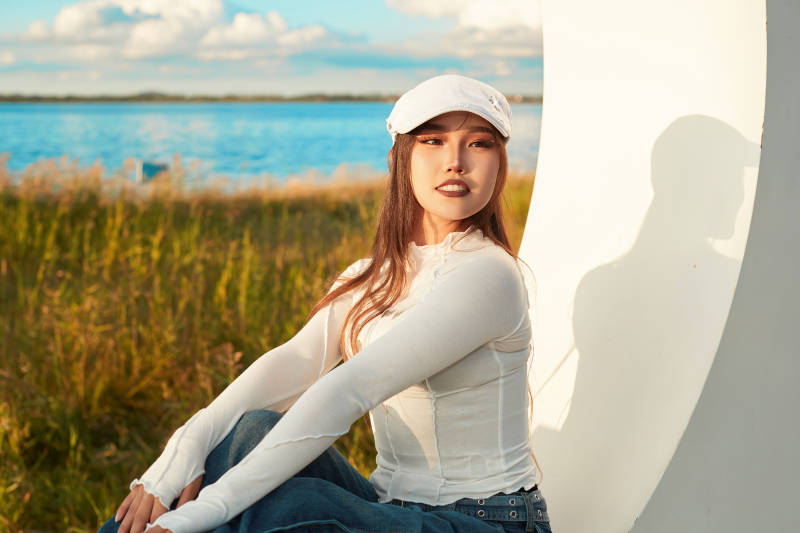 在旅游区湖边打卡点拍照的美女