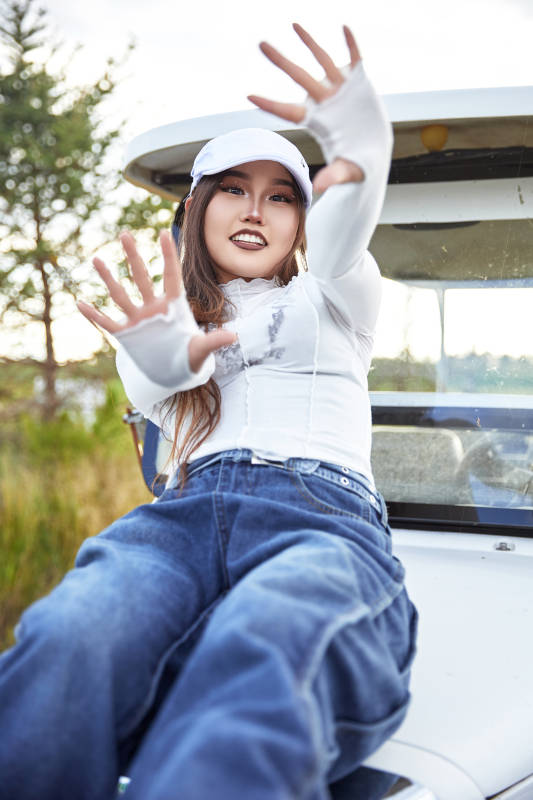 在旅游观光车上拍照的亚洲美女