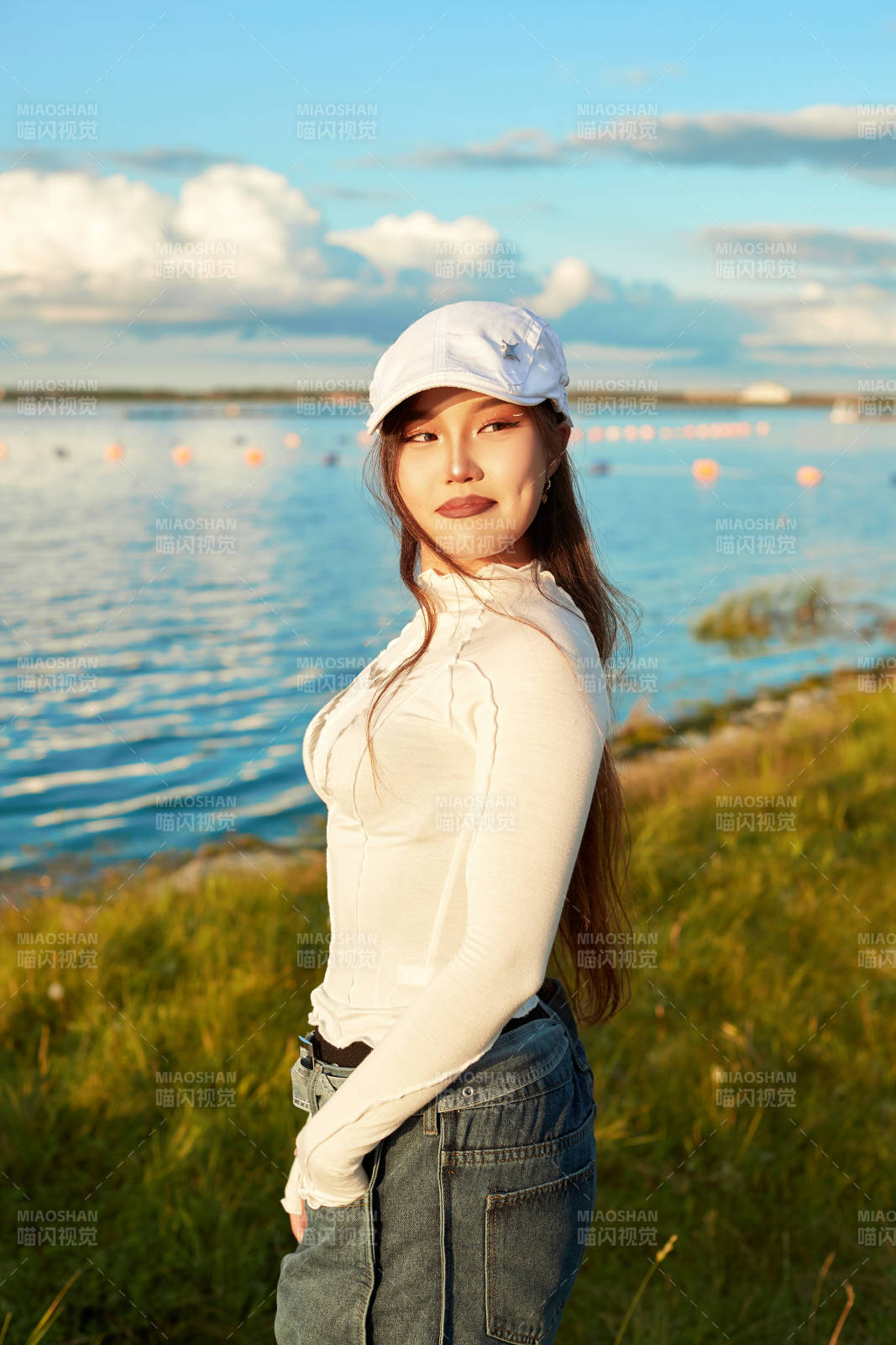 在旅游區湖邊打卡點拍照的美女