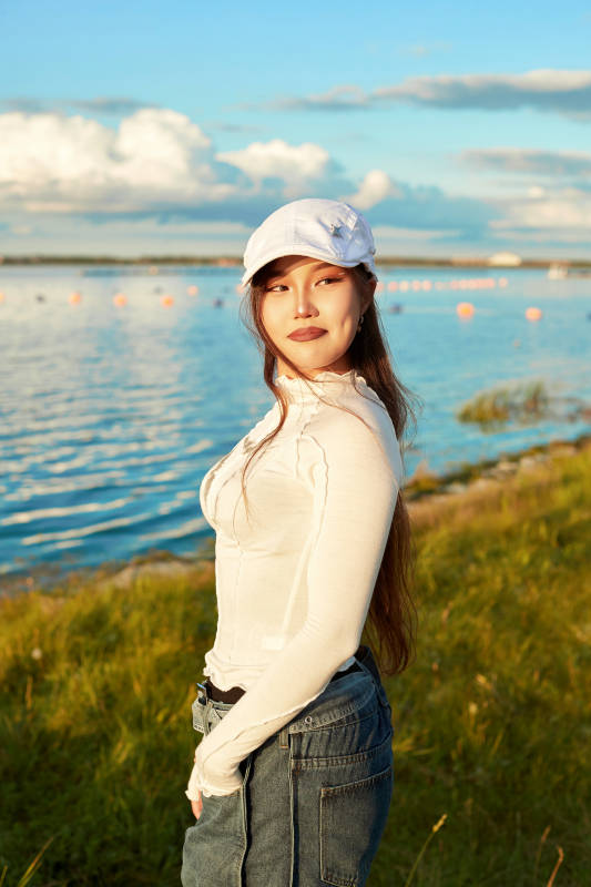 在旅游区湖边打卡点拍照的美女