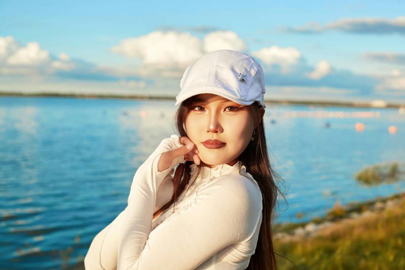 在旅游区湖边打卡点拍照的美女