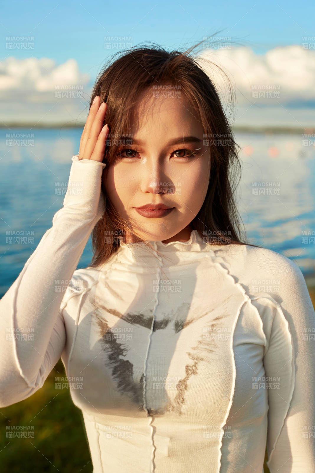 在旅游区湖边打卡点拍照的美女