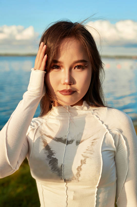 在旅游区湖边打卡点拍照的美女