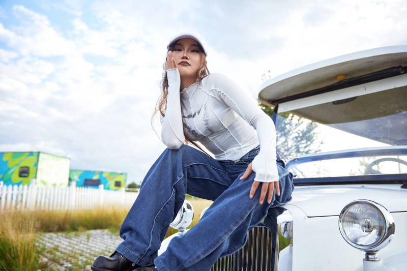 在旅游观光车上拍照的亚洲美女