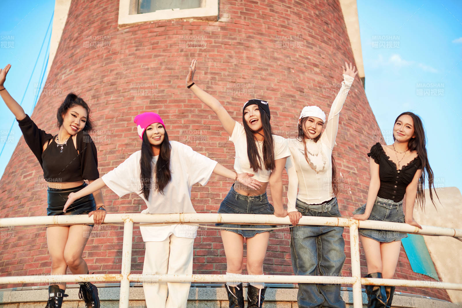 盛夏在草原湖边灯塔上拍照游玩的姑娘们