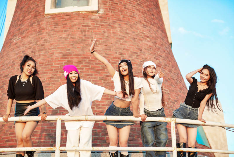 盛夏在草原湖边灯塔上拍照游玩的姑娘们