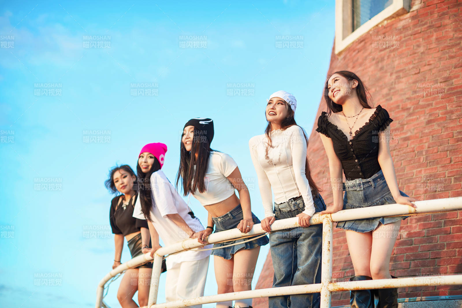 盛夏在草原湖边灯塔上拍照游玩的姑娘们