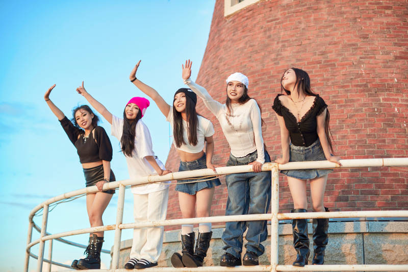 盛夏在草原湖边灯塔上拍照游玩的姑娘们