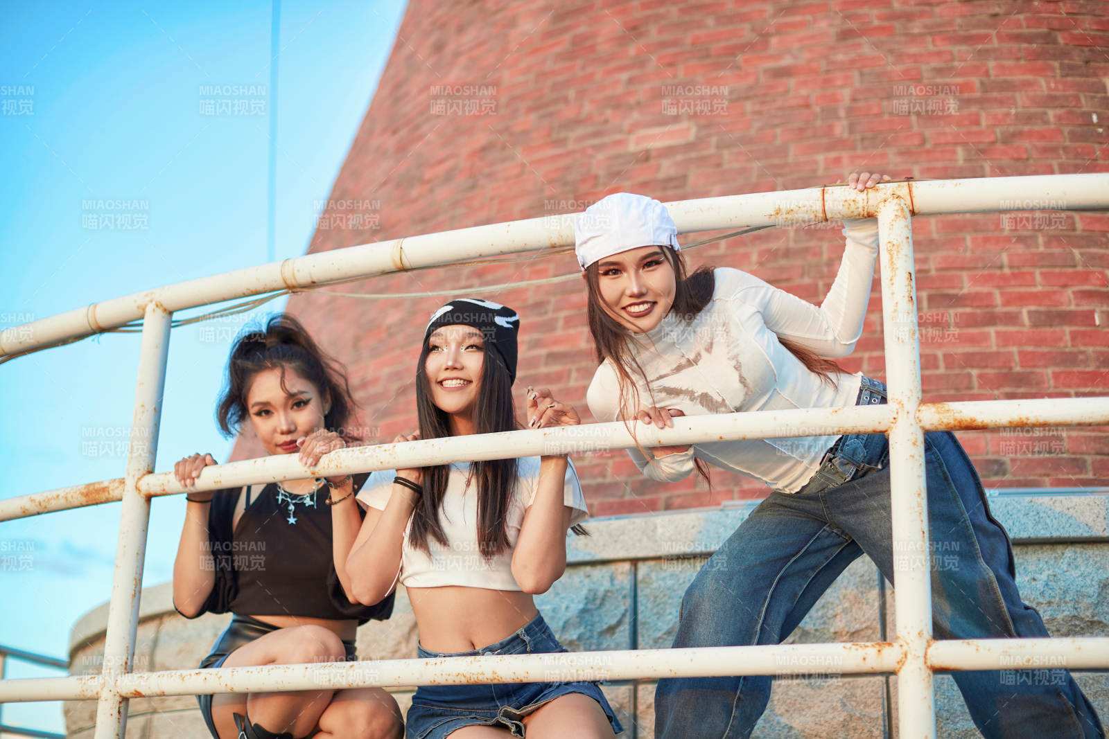 盛夏在草原湖边灯塔上拍照游玩的姑娘们