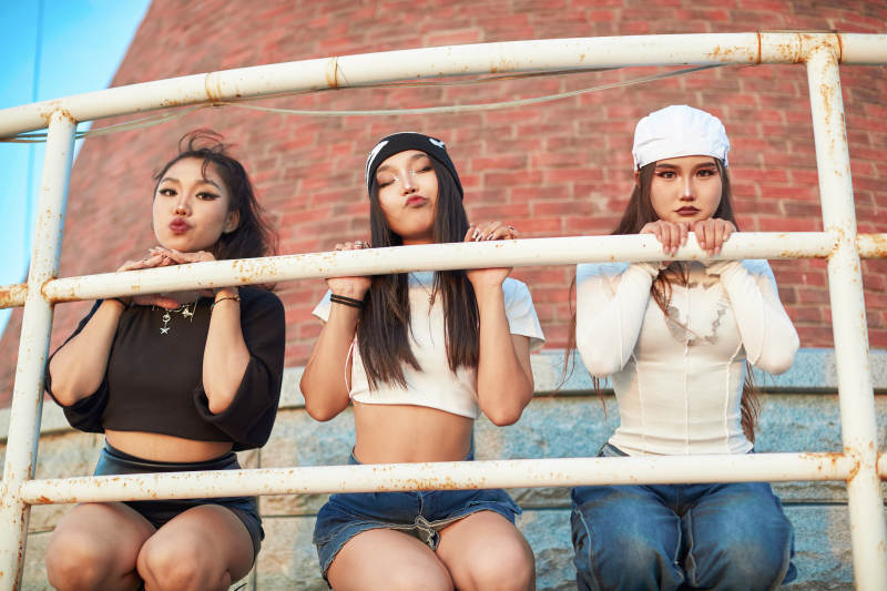 盛夏在草原湖边灯塔上拍照游玩的姑娘们