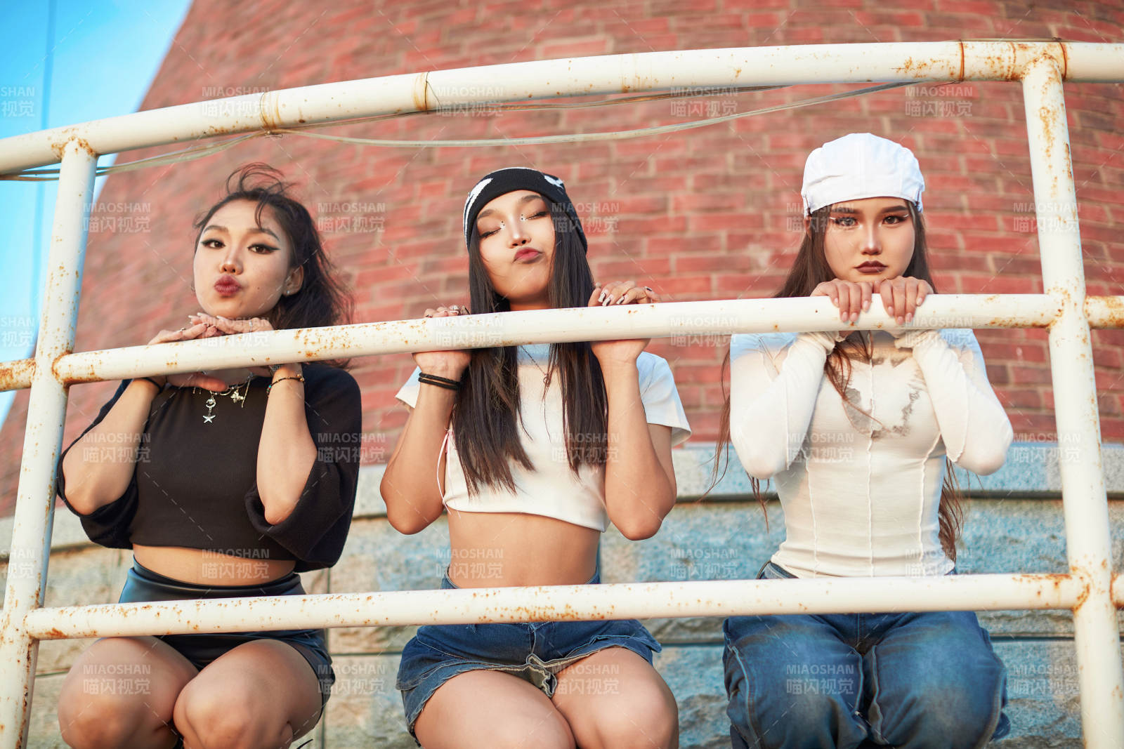 盛夏在草原湖边灯塔上拍照游玩的姑娘们