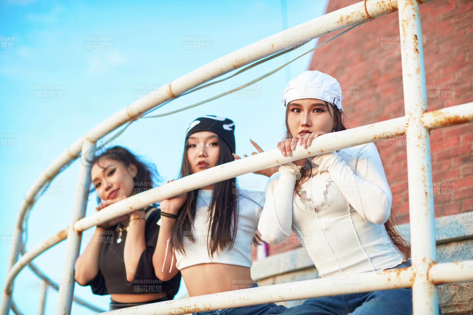 盛夏在草原湖边灯塔上拍照游玩的姑娘们