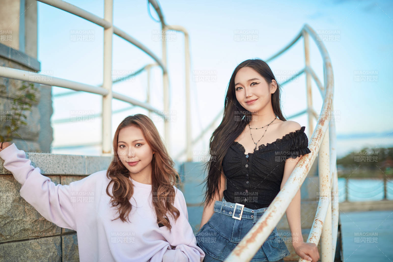 盛夏在草原湖边灯塔上拍照游玩的姑娘们