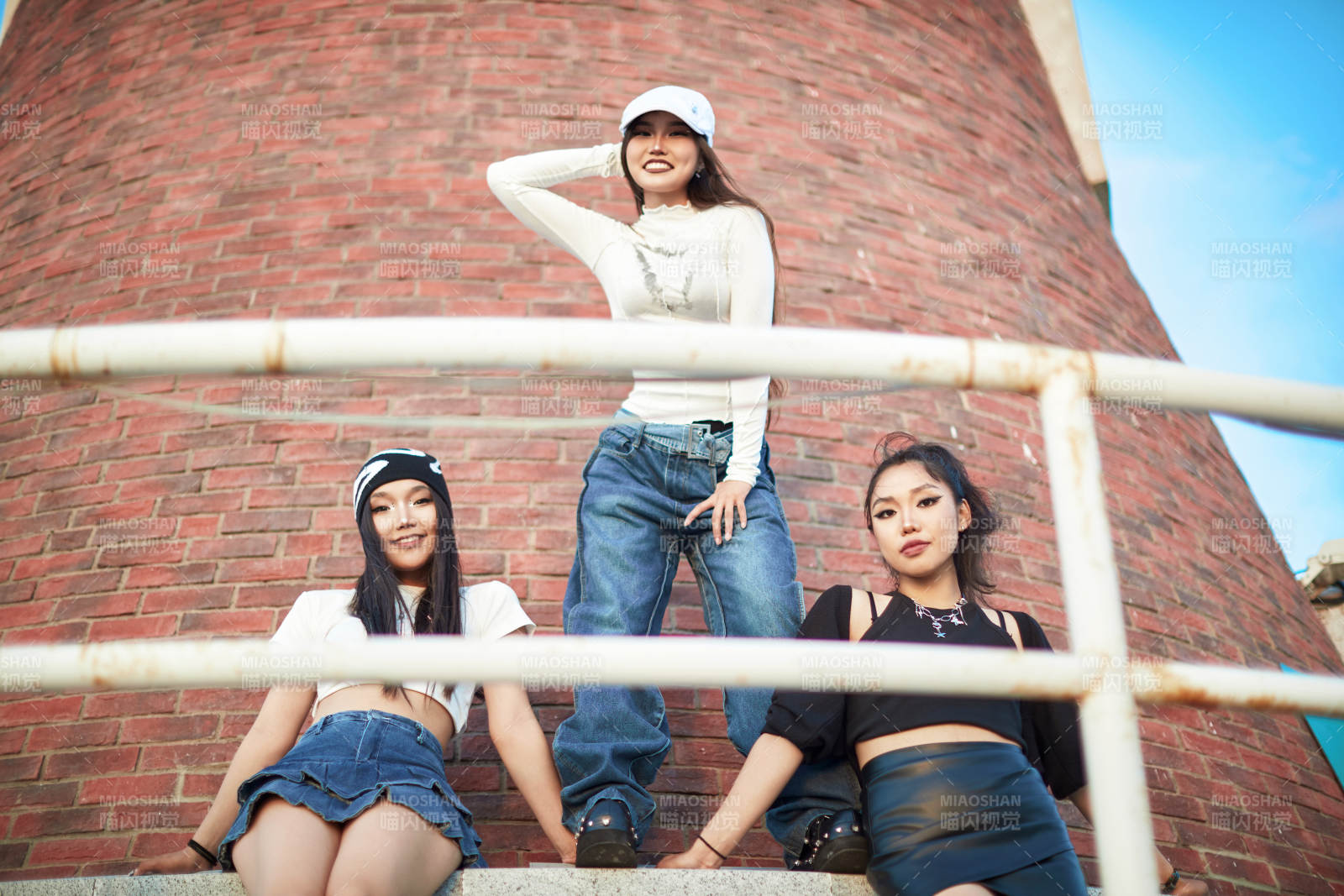 盛夏在草原湖边灯塔上拍照游玩的姑娘们