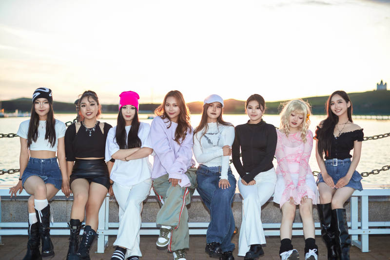 盛夏在草原湖边游玩拍照游的姑娘们