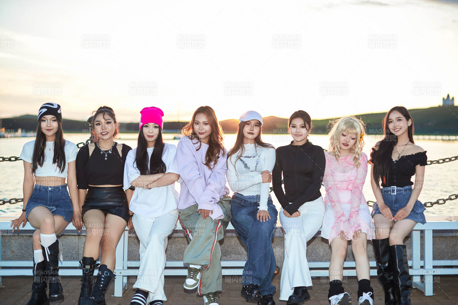 盛夏在草原湖边游玩拍照游的姑娘们