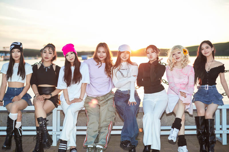 盛夏在草原湖边游玩拍照游的姑娘们